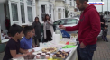 Doi baietei de 6 ani din Londra s-au apucat sa stranga bani pentru copiii din Yemen, care sufera de foame.  Acestia si-au deschis un stand de limonada si o vand trecatorilor - VIDEO