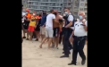 Violente fara margini pe o plaja din Belgia, din cauza unui salvamar. Tinerii au aruncat cu umbrele si sezlonguri - VIDEO