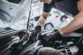 Un american din Arizona a fost la un pas de a ramane fara suflare in timp ce o facea pe mecanicul. S-a strecurat sub autoturism, dar cricul a cedat si omul a ramas prins sub vehicul 
