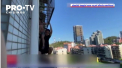 Momente de cumpana pentru un copil de sase ani din China. Micutul a ramas suspendat in grilajul ferestrei, la etajul cinci al unui bloc - VIDEO