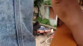 India. Momentul in care un barbat e atacat de un urs intr-un cartier rezidential - VIDEO