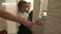 Cu masca pe fata, dezinfectant in geanta, temperatura masurata la intrare si fara careu. Asa a aratat intai septembrie in acest an, totusi bucuria revederii a fost mare pentru elevi - VIDEO