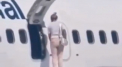  O femeie a deschis usa avionului si a iesit pe aripa pentru ca „ii era prea cald” - VIDEO