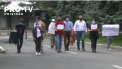 Au adus colaci pentru socrul mare la Guvern. Tinerii de la PAS au mers cu „vornicei” si au pornit marsul de nunta in fata executivului - VIDEO