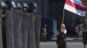 O strabunica de 73 de ani a devenit eroina protestelor din Belarus. Imaginile cu Nina infruntandu-i pe scutieri au devenit virale - VIDEO