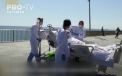 Dupa doua luni la terapie intensiva, un pacient cu COVID-19 a fost dus sa vada marea. Acesta a ajuns pe plaja cu patul de spital insotit de un echipaj de doctori - VIDEO