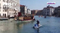  Sute de oameni s-au adunat ieri pe cheiurile celui mai mare canal din Venetia, pentru o regata cu o traditie de multe secole