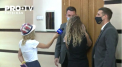 Momentul in care bodyguarzii lui Igor Dodon nu le-au permis jurnalistilor sa-i adreseze intrebari in timp ce se afla la CEC: s-au pus in usa si nu le-au dat voie sa iasa - VIDEO