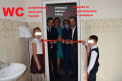 De nemaivazut. Socialistii au inaugurat ...un veceu dintr-o scoala din raionul Rascani. Inghesuita in pragul blocului sanitar, conducerea raionului a taiat panglica rosie, tinuta de doi copii - VIDEO 