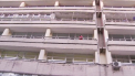 Se vad doar la balcon, ca Romeo si Julieta – asa glumesc doi soti internati in acelasi spital, dar la etaje diferite unde se trateaza de coronavirus - VIDEO