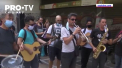 Protest in pasi de dans la Atena. Pentru ca autoritatile elene au decis sa inchida salile de spectacol, zeci de artisti si-au luat instrumentele muzicale si au manifestat zgomotos 