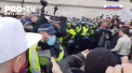 Restrictiile impuse din cauza pandemiei au scos oamenii la protest, in capitala Marii Britanii. Manifestatia a degenerat la un moment dat, iar politia a intervenit si a retinut mai multe persoane - VIDEO