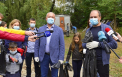 Igor Dodon este ajutat de Primarie in campania prezidentiala? Ceban la cot cu Dodon s-au apucat sa faca curatenie intr-un parc din capitala - GALERIE FOTO