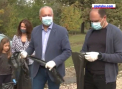 In loc sa caute solutii pentru a rezolva problema gunoiului din capitala, Ion Ceban face munca angajatilor de la Spatii Verzi. In plina campanie electorala, la strans gunoi a venit si candidatul Igor Dodon, impreuna cu familia - VIDEO
