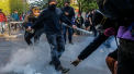 Imagini revoltatoare. Un adolescent de 16 ani este impins de un politist peste balustrada unui pod, in Chile