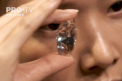 Un diamant rar de 102 carate, vandut la licitatie cu peste 15 milioane de dolari. Piatra a fost achizitionata la telefon de un cumparator anonim din Japonia - VIDEO