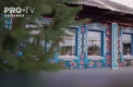 O familie dintr-un sat din Rusia si-a decorat casa intr-un mod inedit. De departe, peretii colorati arata ca niste fresce, iar cand te apropii, intelegi ca sunt acoperiti cu sute de capace de plastic - VIDEO