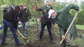 In plina campanie electorala, a fost lansata o campanie de inverzire a capitalei. Dodon si Ceban s-au echipat cu harlete, cizme de cauciuc si s-au pus pe treaba, ca doar erau filmati si fotografiati - VIDEO