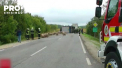 Un sofer din Ungaria a fost lovit de ghinion pe o sosea in apropiere de Seghed, langa frontiera cu Romania. Camionul pe care il conducea, plin cu porci, s-a rasturnat - VIDEO