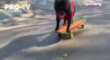 Un buldog francez face spectacol intr-un parc din Moscova. A invatat sa se dea pe skateboard si este extrem de abil - VIDEO
