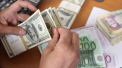 Curs valutar BNM pentru 20 octombrie. Cat costa astazi un euro si un dolar - FOTO