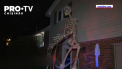 Un schelet urias este una dintre popularele decoratiuni din Statele Unite cu ocazia Halloween-ului. Are peste trei metri inaltime si, fiind din metal, cantareste nu mai putin de 40 de kilograme - VIDEO