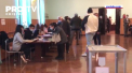 Incident colorat la propriu pentru presedintele Ucrainei, Vladimir Zelenski. In timpul alegerilor locale de ieri, el a fost intalnit la sectia de votare de o activista Femen, care s-a dezgolit in fata acestuia - VIDEO
