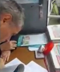 Momentul in care persoanele cu dizabilitati primesc ajutor umanitar, insotit de pliantele lui Igor Dodon. Dumitru Alaiba: "Oamenilor sarmani li se dau ajutoare, plus gazete cu mutra lui Dodon. Tactica mizerabila" - VIDEO