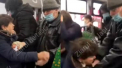 O femeie care refuza sa poarte masca in autobuz, plesnita de un alt calator - VIDEO 