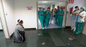 Fotografia anului in Navarra: O romanca ingenuncheata in fata medicilor, care i-au salvat fiul de Covid