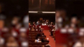 Momentul in care o orchestra din Viena incepe sa cante pentru a-i calma pe cei adapostiti din calea teroristilor. Video