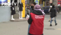 Brosuri in care sunt notate o serie de speculatii despre Maia Sandu - impartite trecatorilor la corturile de campanie ale lui Igor Dodon. Staful Maiei Sandu spune ca totul e noroi improscat de Dodon - VIDEO