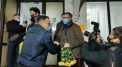 Momentul in care Renato Usatii vine la sediul PAS cu un buchet de trandafiri galbeni ca sa o felicite pe Maia Sandu. A dat mana cu simpatizantii PAS, care strigau: "Bravo, Renat!" - VIDEO