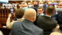 Incaierari, strigate, microfoane rupte si un pahar stricat. Sedinta de astazi a parlamentului a fost tensionata, iar deputatii din opozitie au blocat tribuna si s-au imbrancit cu cei de la PSRM - VIDEO 