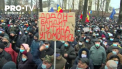 In timp ce in Parlament spiritele erau incinse, in fata cladirii era protest. Sute de oameni s-au adunat la indemnul Maiei Sandu si s-au pronuntat impotriva intentiei socialistilor de a scoate SIS-ul din subordinea presedintelui - VIDEO 