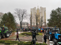 LIVE. Agricultorii - din nou in fata Parlamentului: Carabinierii au inconjurat cladirea: deputatii PPDA, prezenti la protest: "Anticipate" - GALERIE FOTO