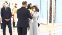 Stop cadru. Momentul in care Igor Dodon ii inmaneaza flori Maiei Sandu, la intrarea in cladirea Presedintiei: „- Asta-i tot?” „- Multumim” 