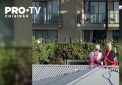 A acordat un interviu... de la balcon. Simona Halep a raspuns la intrebarile a doi jurnalisti, care au urcat pe acoperisul cladirii postului lor de radio aflat langa hotelul unde e cazata campioana din Romania - VIDEO 