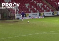 Galezul Tom King a reusit sa trimita balonul din poarta in poarta intr-o partida disputata in al patrulea esalon din Anglia - VIDEO 