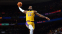 Baschetbalistul LeBron James demonstreaza ca este intr-o forma excelenta. Acesta a contribuit la victoria echipei sale, in partida cu Cleveland Cavaliers, cu tocmai 46 de puncte - VIDEO