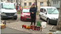 Batranii din tara noastra sunt nevoiti sa traiasca cu o pensie mai mica decat minimum de existenta. Pentru a avea o paine pe masa, ei scot la vanzare tot ce gasesc pe langa casa, de la conserve de iarna pana la vesela uzata - VIDEO 