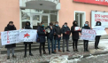 Scandal si imbranceli in fata sediului PSRM. Tinerii de la PAS au organizat un flashmob si s-au luat la harta cu socialistii. Vladimir Odnostalco: "De ce ati venit voi aici?". Politistii au calmat spiritele - VIDEO