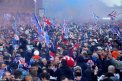 Petrecerea organizata de fanii lui Glasgow Rangers, echipa care a devenit campioana in Scotia, s-a incheiat cu arestari si conflicte. Suporterii s-au luat la bataie cu fortele de ordine - VIDEO