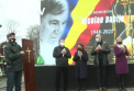 Scriitorul Nicolae Dabija a fost inmormantat astazi. Zeci de oameni au venit sa-l conduca pe ultimul drum, iar politistii care au insotit cortegiul funerar nu i-au atentionat sa pastreze distanta - VIDEO 