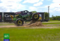 Imagini spectaculoase la un nou turneu de monster truck-uri din Statele Unite. Americanii au imblanzit uriasii pe patru roti si au reusit sa bata cateva recorduri - VIDEO 