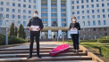 Doi tineri au protestat in fata Parlamentului cu un sicriu: "Parlamentarii au imbracat poporul in vesmant de doliu" - VIDEO