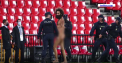 Desi meciul dintre Granada si Manchester United s-a disputat fara spectatori, unul dintre fani a reusit sa ajunga pe stadion. Ce a facut acesta