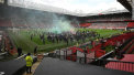  Zeci de suporteri ai lui Manchester United au invadat stadionul inaintea meciului contra lui Liverpool, iar astfel partida a fost amanata - VIDEO
