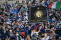 Inter Milano a castigat primul titlu din Seria A dupa o pauza de 11 ani. Cu aceasta ocazie, suporterii clubului au uitat pentru o zi de pandemie - VIDEO