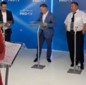 Scandal in studioul dezbaterilor "Te votezi la PRO TV". Momentul in care candidatul Alexandr Kalinin arunca cu o sticla de apa in panoul PRO TV. Kalinin: "Nu-mi inchideti mie gura. Vrei sa vorbim, o sa vorbim in rusa" - VIDEO